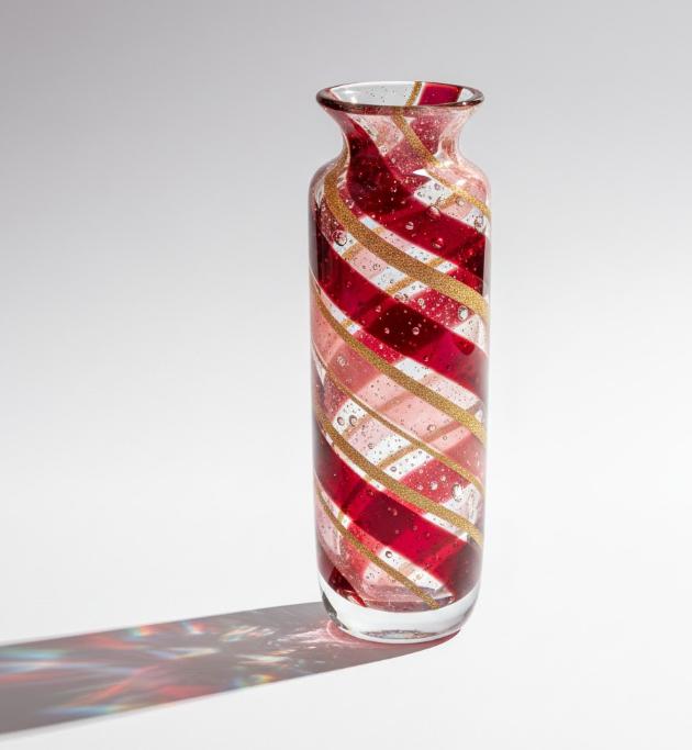 Dekorativ glasvase med spiralformede bånd