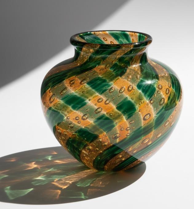 Dekorativ glasvase med spiralformede farvebånd