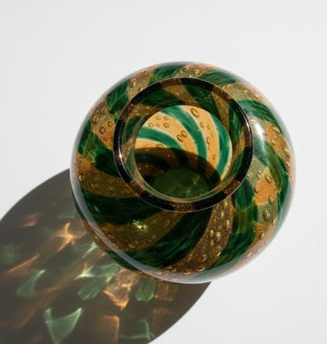 Dekorativ glasvase med spiralformede farvebånd