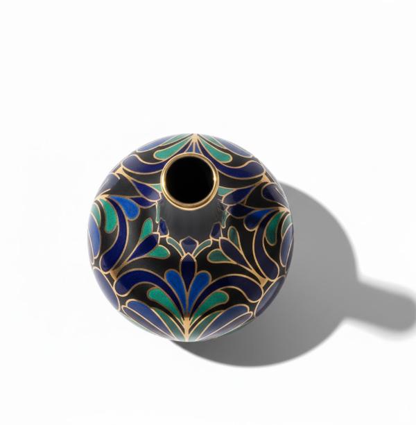 Dekorativ glasvase med symmetrisk ornamentmønster