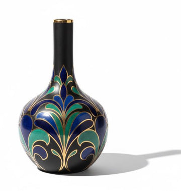 Dekorativ glasvase med symmetrisk ornamentmønster