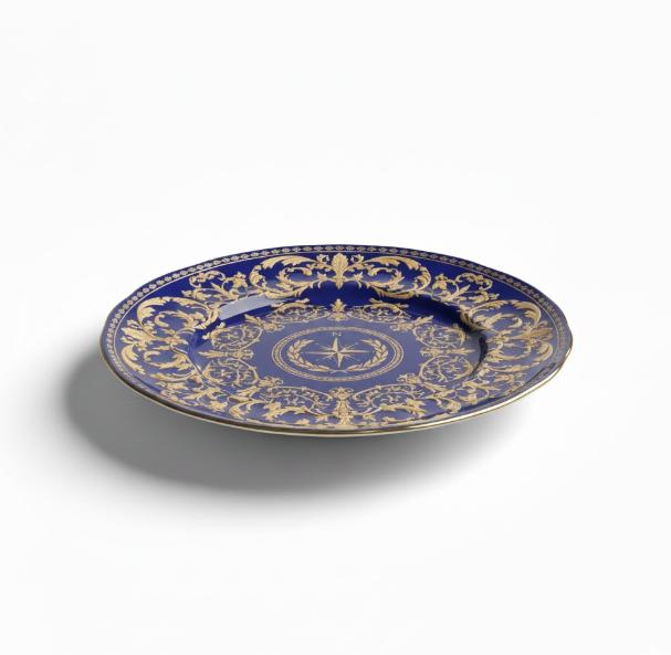 Dekorativ tallerken med blå og gyldne ornamenter
