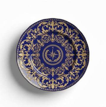 Dekorativ tallerken med blå og gyldne ornamenter