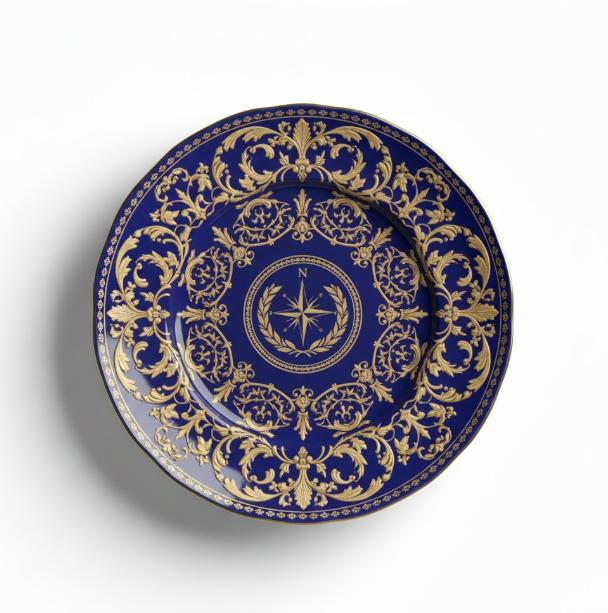 Dekorativ tallerken med blå og gyldne ornamenter