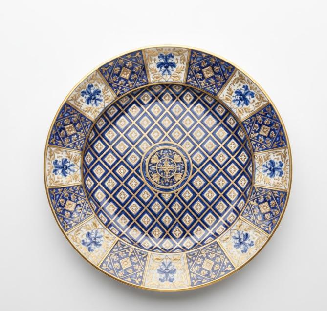 Dekorativ tallerken med geometrisk mønster