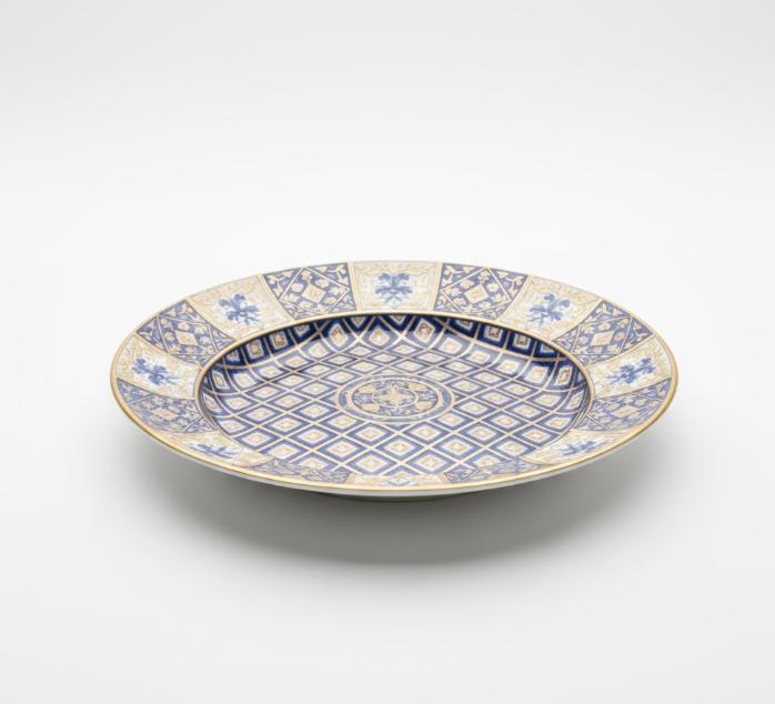 Dekorativ tallerken med geometrisk mønster