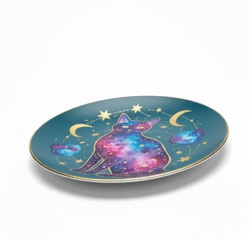 Dekorativ tallerken med kattemotiv og stjernedetaljer