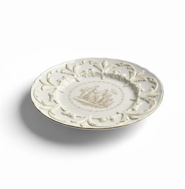 Dekorativ tallerken med reliefmønster og klassisk motiv