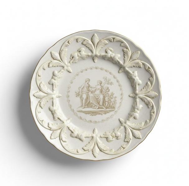 Dekorativ tallerken med reliefmønster og klassisk motiv