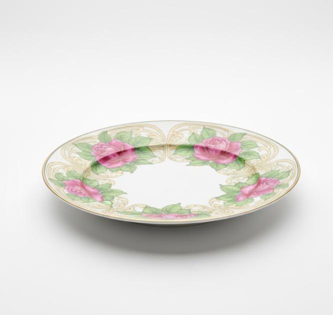 Dekorativ tallerken med rosemotiv og kantdetaljer