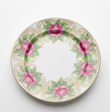 Dekorativ tallerken med rosemotiv og kantdetaljer
