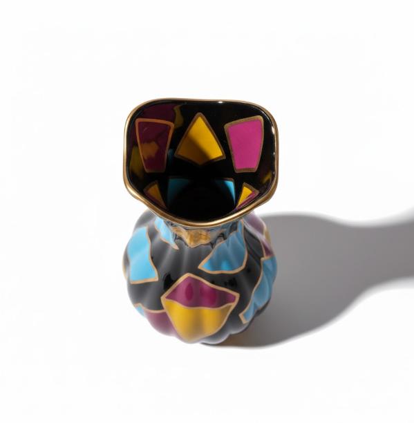 Dekorativ vase med facetterede farvefelter