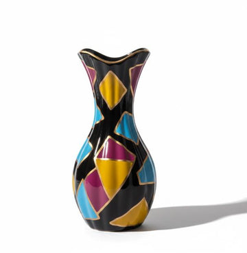 Dekorativ vase med facetterede farvefelter