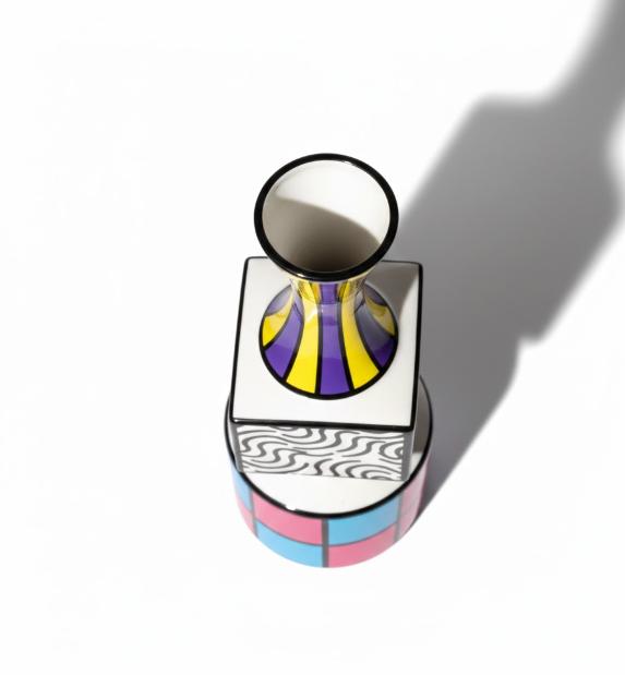 Dekorativ vase med stablede geometriske former