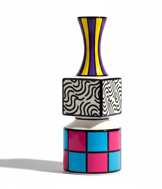 Dekorativ vase med stablede geometriske former