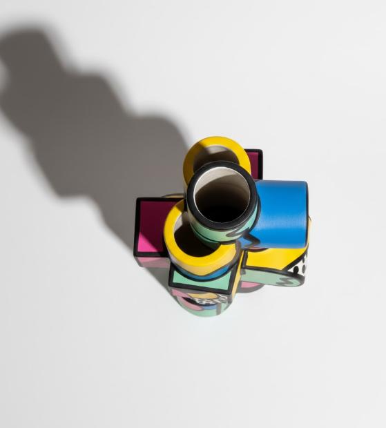 Dekorativ vase opbygget af sammenkoblede geometriske volumener