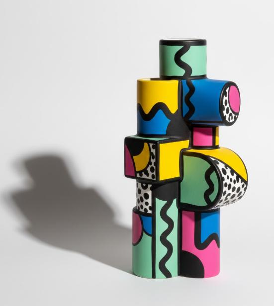 Dekorativ vase opbygget af sammenkoblede geometriske volumener