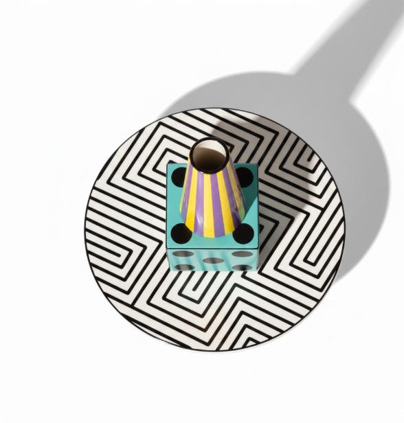 Dekorativ vase sammensat af cylinder plade og konisk overdel