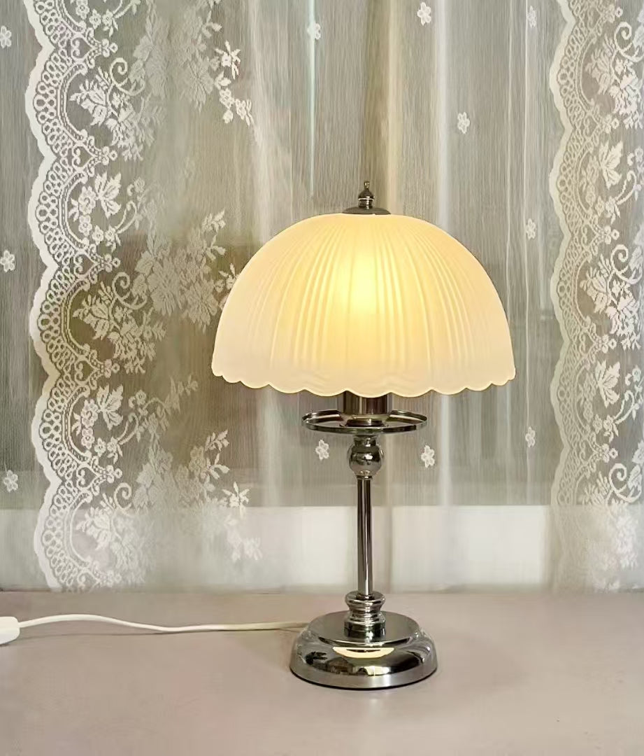 Bordlampe med detaljer i glas og metal