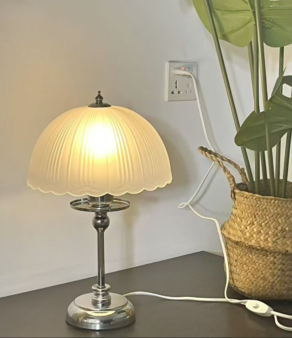 Bordlampe med detaljer i glas og metal