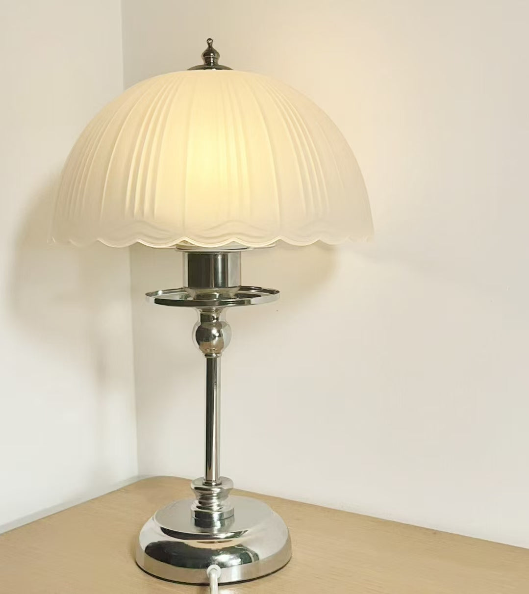 Bordlampe med detaljer i glas og metal