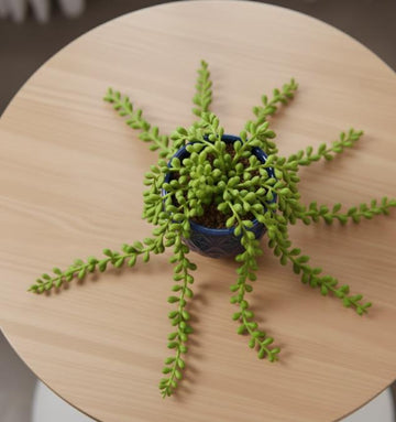 Kunstig hængende sukkulent i dekoreret potte