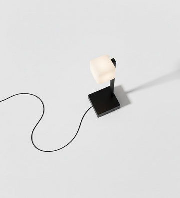 Minimalistisk bordlampe med kvadratisk skærm