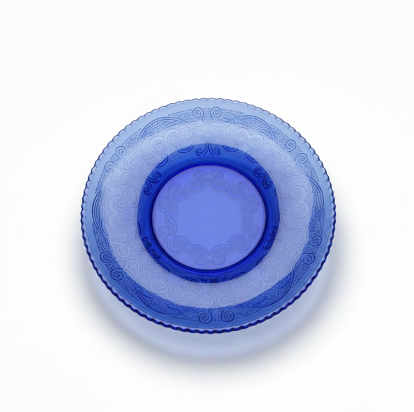 Dekorativ glastallerken med ornamenteret kant