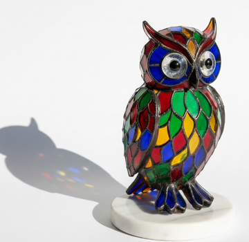 Dekorativ ugleskulptur i farvet glas